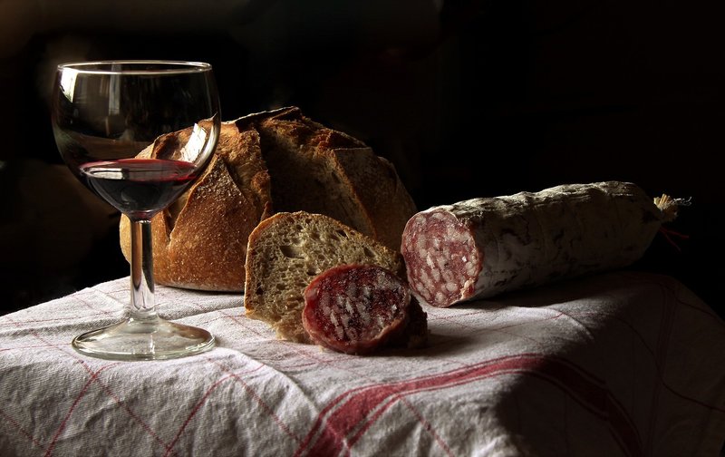 lovecký salám, víno, chléb